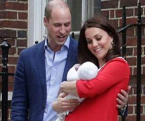 Kate Middleton salió en compañía de su esposo, el príncipe William, del hospital. Foto: AFP