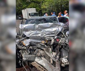 Así de destruido quedó el vehículo en el que viajaba la mujer, tras el impacto contra el autobús.