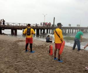 El Cuerpo de Bomberos de Honduras se mantiene en las playas previo a la Semana Santa.
