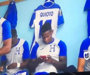 El delantero Romell Quioto fue captado revisando su celular previo al encuentro que corresponde al grupo C de la Copa Oro.