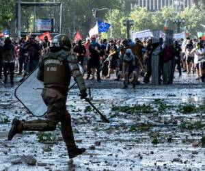 Agustín Coro es el segundo peruano fallecido y la víctima número 19 desde que hace casi una semana comenzó el estallido social por demandas sociales que mantiene a Chile. Foto: AFP.