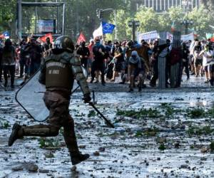 Agustín Coro es el segundo peruano fallecido y la víctima número 19 desde que hace casi una semana comenzó el estallido social por demandas sociales que mantiene a Chile. Foto: AFP.