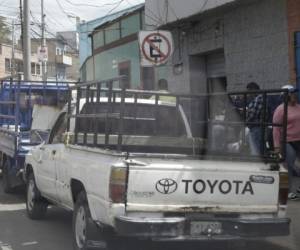 En el barrio Guanacaste, a diario los conductores estacionan sus vehículos en zonas prohibidas por las autoridades. Foto: El Heraldo