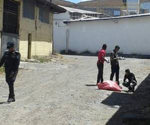 El cadáver fue encontrado cerca del instituto San Francisco, en la colonia El Country de Comayagüela. (Fotos: Wilfredo Alvarado/Alex Pérez)