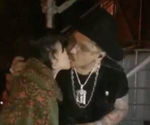 Cazzu y Nodal se dan un beso antes antes del concierto del mexicano en Bolivia.