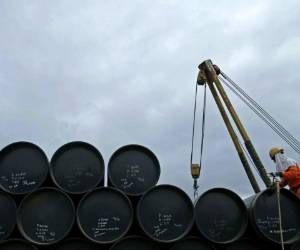 Proyección de oferta y sobre oferta. Durante el año 2015, la producción de petróleo aumentó un 3% en promedio respecto al año 2014.