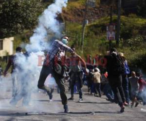 Los manifestantes se enfrentaron a las autoridades policiales con piedras en la salida al sur de la capital. Fotos Emilio Flores/EL HERALDO