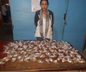 La mujer portaba dos libras de marihuana en 130 bolsitas plásticas transparentes.