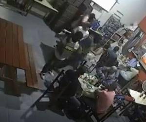 Todos los movimientos de los sospechosos quedaron captados por las cámaras de seguridad del local.