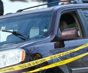 Al intentar huir, uno de los oficiales disparó hacia la ventana del conductor y, segundos después, el auto choca contra otro vehículo estacionado en la misma calle, unos metros más adelante.