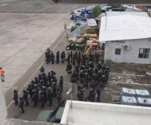 Los militares llegaron minutos despues de que se anunciara la retención de Zelaya Rosales.