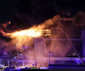 Más de 60 personas murieron y unas cien resultaron heridas el viernes en un ataque seguido de un incendio en una sala de conciertos de un suburbio de Moscú, reivindicado por el grupo yihadista Estado Islámico (EI).