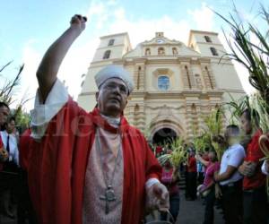 El Obispo Auxiliar de la Arquidiócesis de Tegucigalpa, Juan José Pineda, al momento de bendecir los ramos en las afueras de la Catedral Metropolitana (Fotos: Johny Magallanes / EL HERALDO)