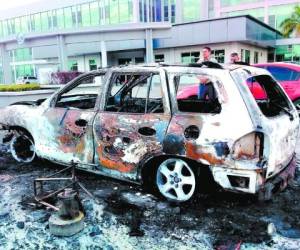 Un vehículo resultó quemado por parte de los protestantes.