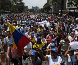 Manifestantes antigubernamentales se reúnen para conmemorar el 1 de mayo de 2019 después de un día de violentos enfrentamientos en las calles de la capital impulsados por el gobierno venezolano. Foto AFP