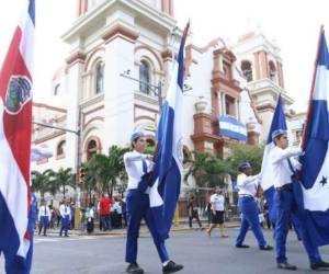 Los colegios sampedranos al momento de comenzar el desfile.