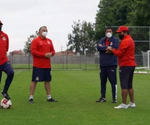 Luis Fernando Tena busca fortalecer al equipo. Foto cortesía Twitter @Chivas