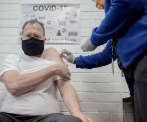 El Profesor Martin Veller, Decano de la Facultad de Ciencias de la Salud de la Universidad de Witwatersrand (Universidad de Wits), recibe una vacuna experimental para el coronavirus. Foto AFP