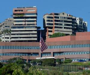 Así luce el edificio donde funciona la embajada de Estados Unidos en Venezuela. (Foto: AFP)
