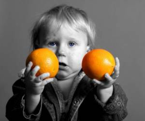 Los niños deben ingerir frutas y vegetales como fuente de vitamina, minerales y fibra, de forma diaria para establecer un esquema saludable de alimentación.