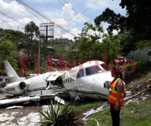 El avión reventó varios cables de energía.