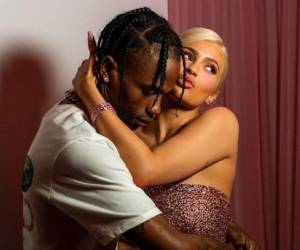 Kylie Jenner junto a su novio Travis Scott en su fiesta de cumpleaños. Foto: Instagram