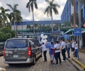 Familiares, amigos y colegas se despidieron ayer del doctor Reyes. (2) Fue sepultado con honores.