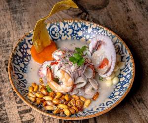 Si bien el ceviche es el plato estrella, la gastronomía peruana reúne un conjunto de saberes y tradiciones culinarias de origen ancestral en la costa, los Andes y la Amazonía.