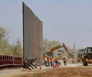 Esto constituye la tercera vez en el último año que la agencia transfiere tierras públicas al Ejército para labores de construcción relacionadas con el muro fronterizo. Foto: AP.