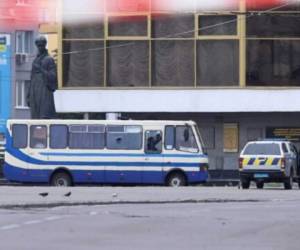 La policía nacional ucraniana indicó por su parte en un comunicado que 'hubo dos disparos en dirección de las fuerzas del orden' y que 'el atacante lanzó una granada desde el autobús que por suerte no estalló'.