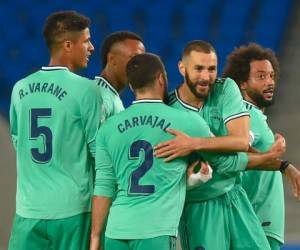 En el minuto 70 Karim Benzema controla el balón con el hombro, antes de conectar un disparo que supuso el gol de una victoria protestada. AFP.