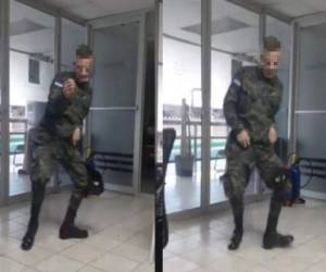 Captura del video donde aparece el militar bailando con el uniforme.