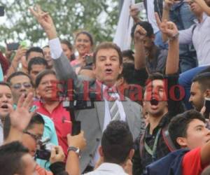 Con gran euforia los estudiantes recibieron al presidenciable de la Alianza de oposición contra la dictadura. Fotos David Romero/EL HERALDO