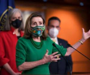 La presidenta de la Cámara de Representantes, Nancy Pelosi, habla con reporteros antes de la aprobación de un paquete de ayudas contra el coronavirus, en el Capitolio, Washington. Foto: AP