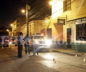 Una pareja desconocida atacó a balazos a tres taxistas que se encontraban en un punto de taxis ubicado en el barrio La Hoya, Tegucigalpa, foto: Alejandro Amador/ EL HERALDO.