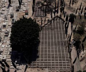 Las 700 fosas, de 1.70 metros de profundidad, estarán terminadas a finales de la semana próxima, detalló. Foto: AFP.