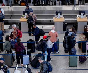El presidente Donald Trump prometió recomendar una bonificación de 10.000 dólares a los controladores aéreos que han permanecido en sus puestos a pesar de no haber recibido pagos durante los 41 días de paralización federal.