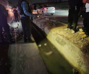 El cuerpo del hombre quedó boca abajo en el agua.