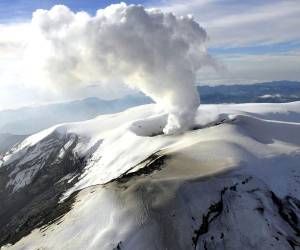 Volcán Nevado del Ruiz en Colombia está ante el riesgo de erupción.