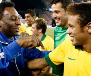 Pelé felicita a Neymar por su fichaje con el PSG, tras haber dejado al Barcelona. (Foto: AFP)