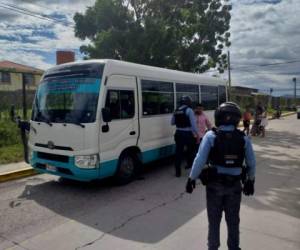 Varios agentes de la Policía Nacional llegaron al lugar para resguardar la escena. Foto: EL HERALDO