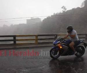 Personal de Cenaos monitorea la tormenta tropical Gonzalo que podría dejar lluvias en varias zonas del país. Foto: Archivo/ EL HERALDO