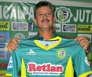 Mauro Reyes, técnico hondureño, es el responsable de llevar al Juticalpa a lo más alto de la tabla (Foto: EL HERALDO)