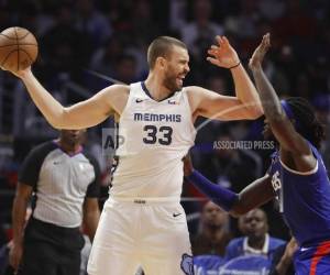 El centro español Marc Gasol de los Grizzlies de Memphis ante la marca de Montrezl Harrell de los Clippers de Los Angeles. Foto:AP