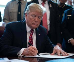 El presidente Donald Trump firma el primer veto de su presidencia, anulando una resolución del Congreso para asegurar fondos de emergencia para construir su tan cacareado muro en la frontera México-Estados Unidos. Foto AFP