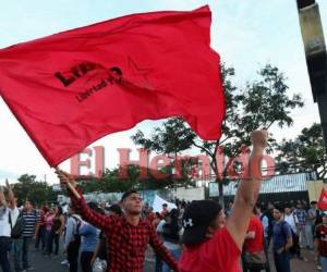 Los simpatizantes de Nasralla marcharon este martes para exigir que el Tribunal Supremo Electoral (TSE) brinde resultados oficiales. Foto Estalin Irías/EL HERALDO