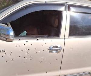 El vehículo en que viajaba la víctima presentaba múltiples impactos de bala.