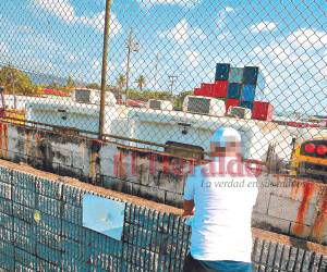 La Unidad Investigativa de EL HERALDO Plus encontró las clínicas móviles al final del predio de la OPC, llevan cinco años abandonadas y las venden baratas.