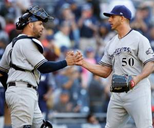 El picher de los Milwaukee Brewers Jacob Barnes, celebra el triiunfo con Manny Pina. Foto: Agencia AP.