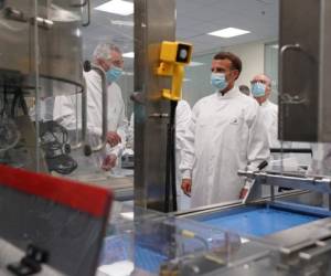 El presidente francés Emmanuel Macron visita un laboratorio industrial en la planta Sanofi Pasteur en Marcy-l'Étoile, Francia, martes 16 de junio de 2020.